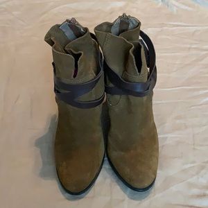 Super cute suede Carlos by Carlos Santana Booties